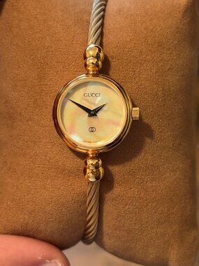 Gucci 2047L Vintage Women's Watch Mother of Pearl Dial Gold Cable Bangle NOS